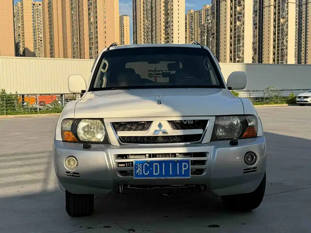 Mitsubishi Pajero — миниатюра 2