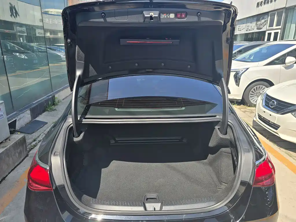 Mercedes-Benz E-Class — миниатюра 13