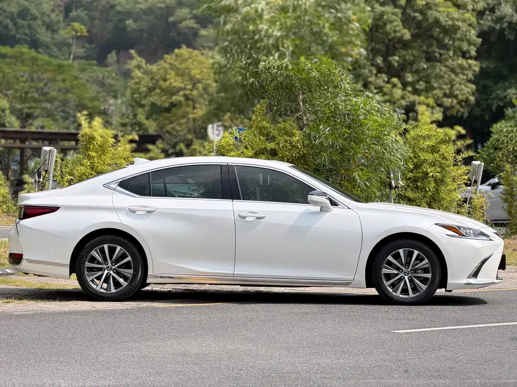 Lexus ES — миниатюра 11