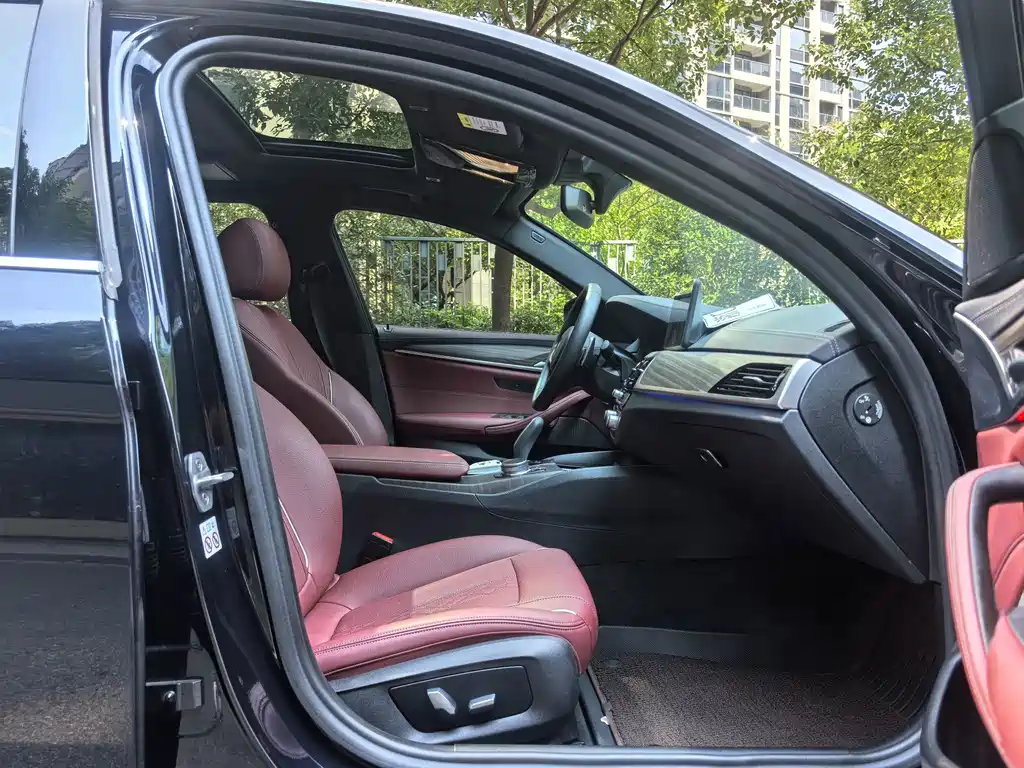 BMW 5 Series — миниатюра 13