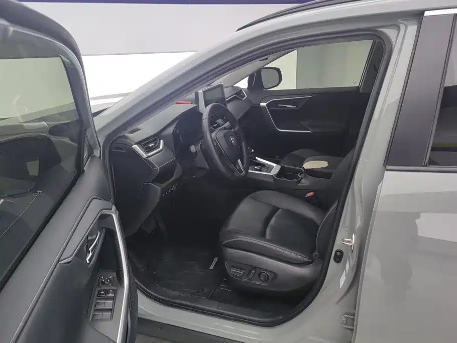 Toyota RAV4 — миниатюра 9
