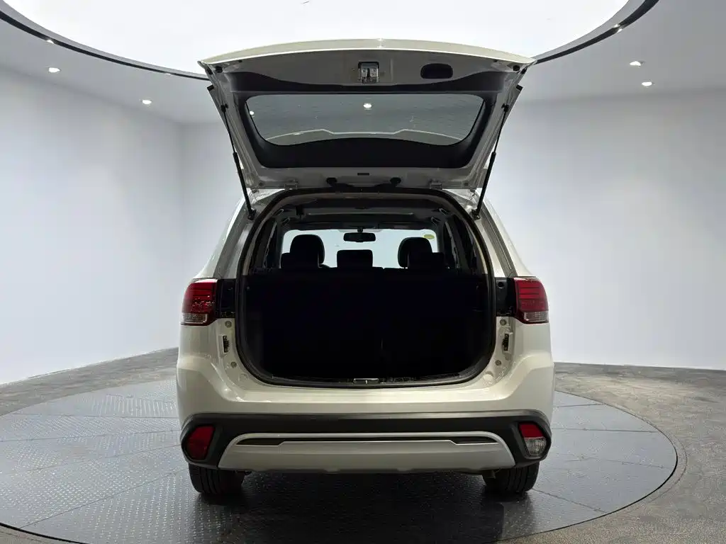 Mitsubishi Outlander — миниатюра 10