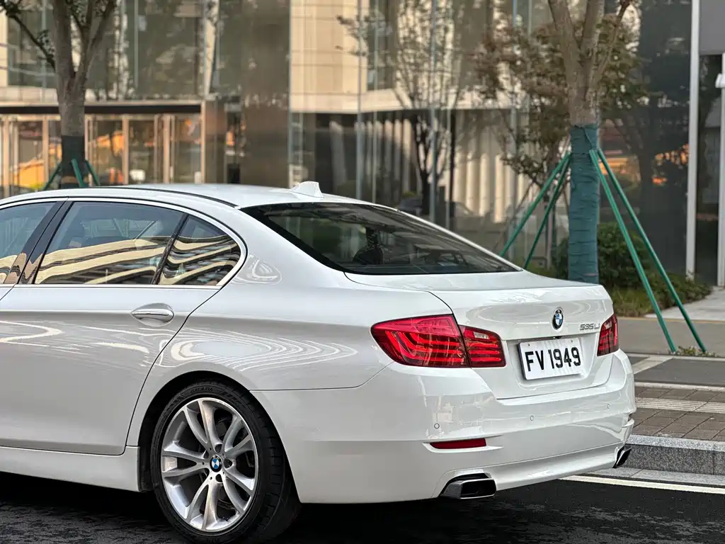 BMW 5 Series — миниатюра 8