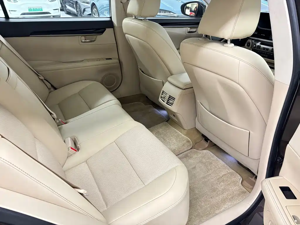 Lexus ES — миниатюра 12