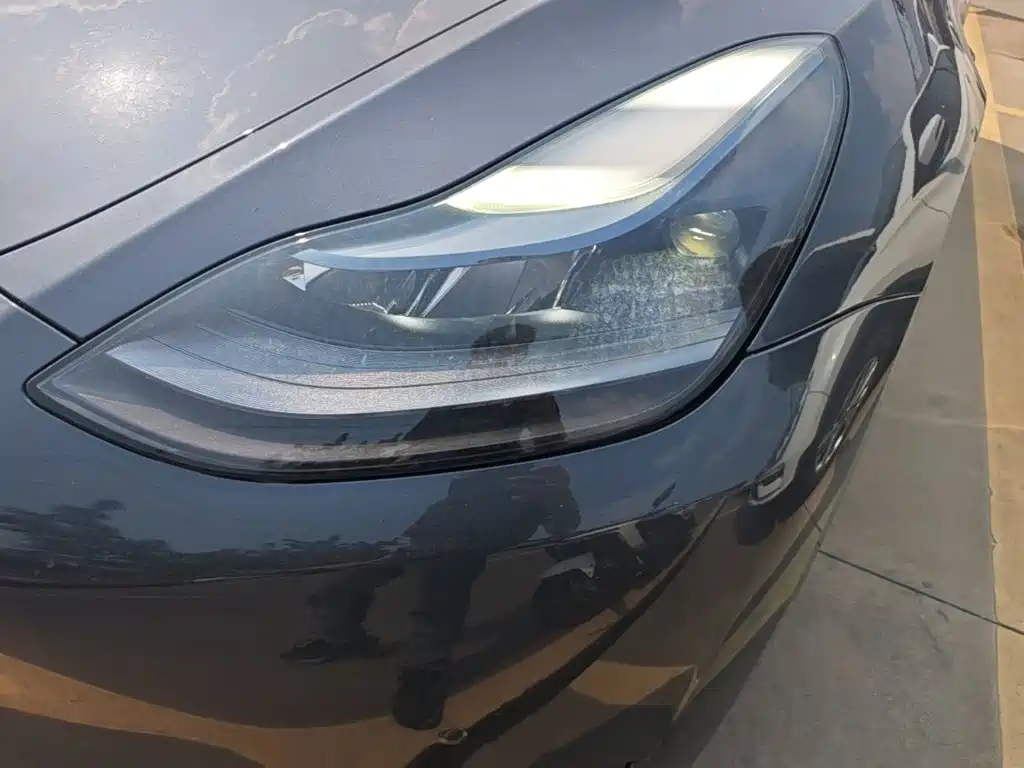 Tesla Model Y — миниатюра 24