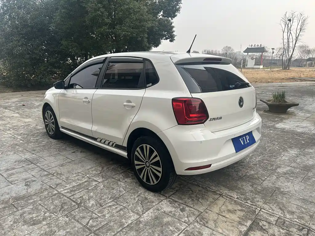 VOLKSWAGEN POLO