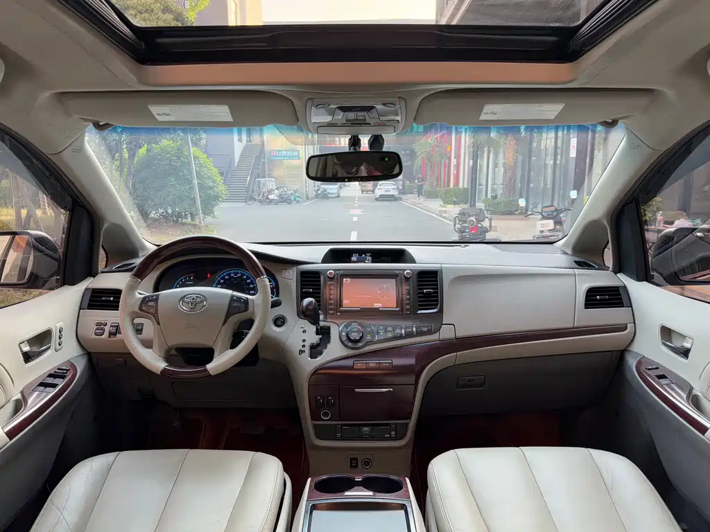 Toyota Sienna — миниатюра 12