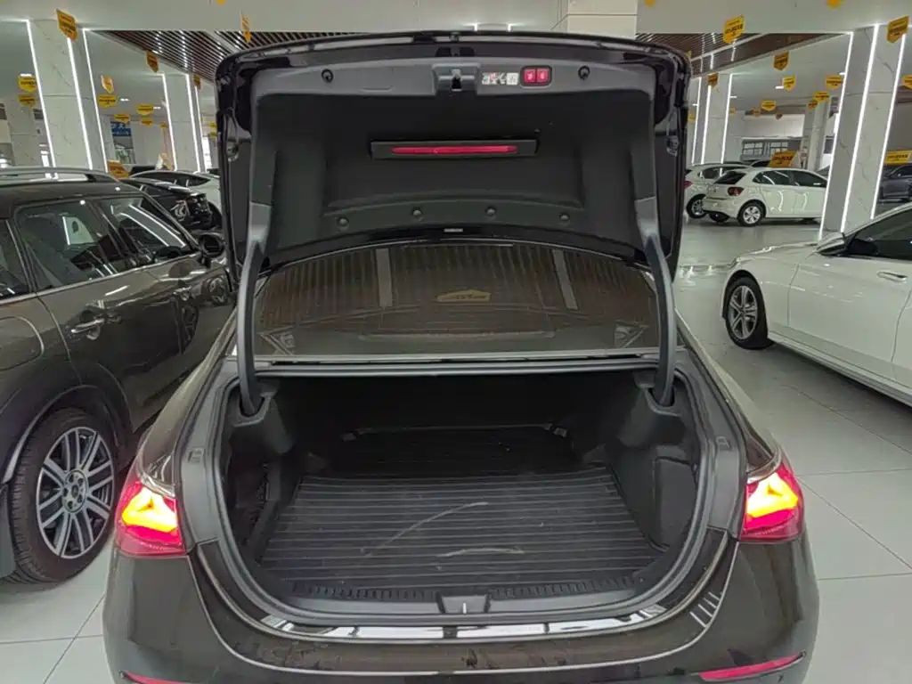 Mercedes-Benz E-Class — миниатюра 19