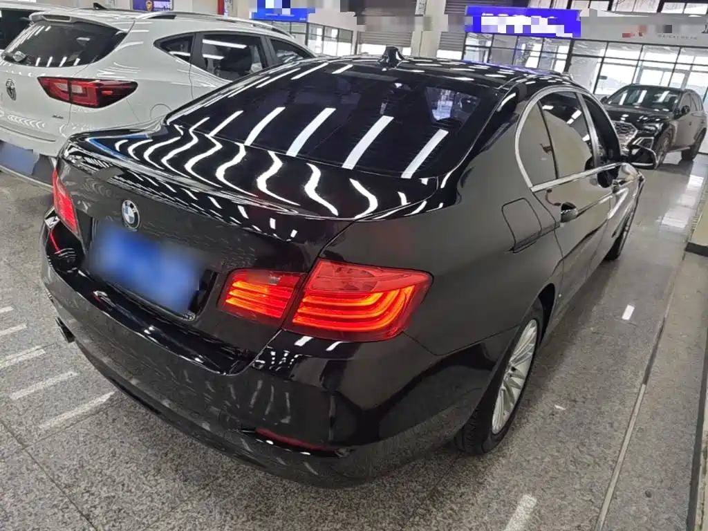 BMW 5 Series — миниатюра 7