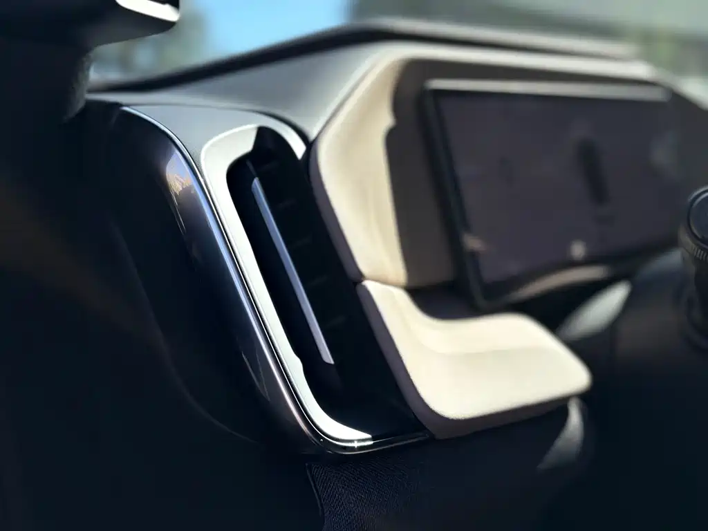 Volvo XC70 PHEV — миниатюра 17