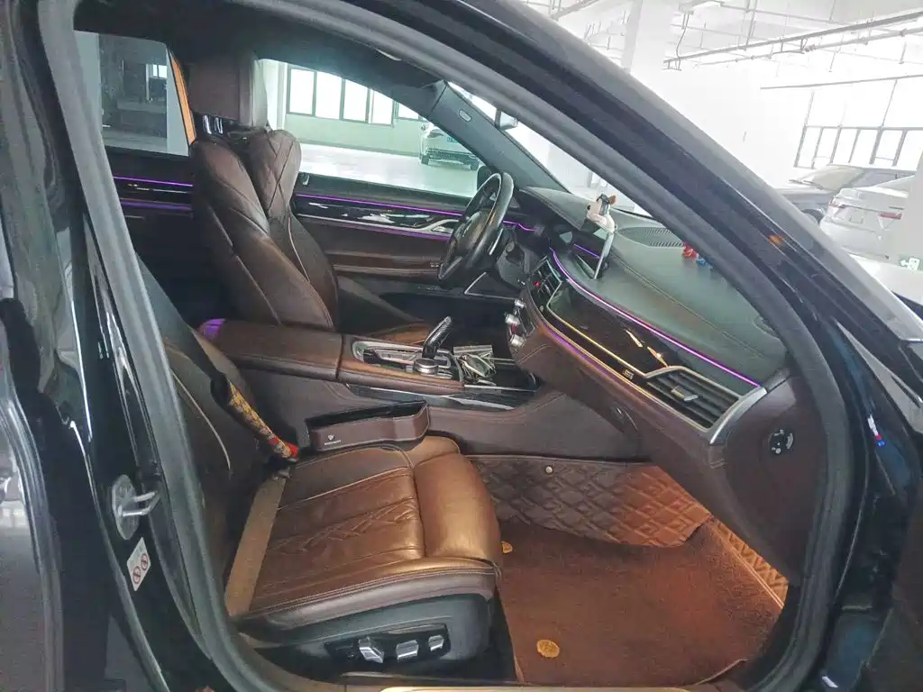 BMW 7 Series — миниатюра 11