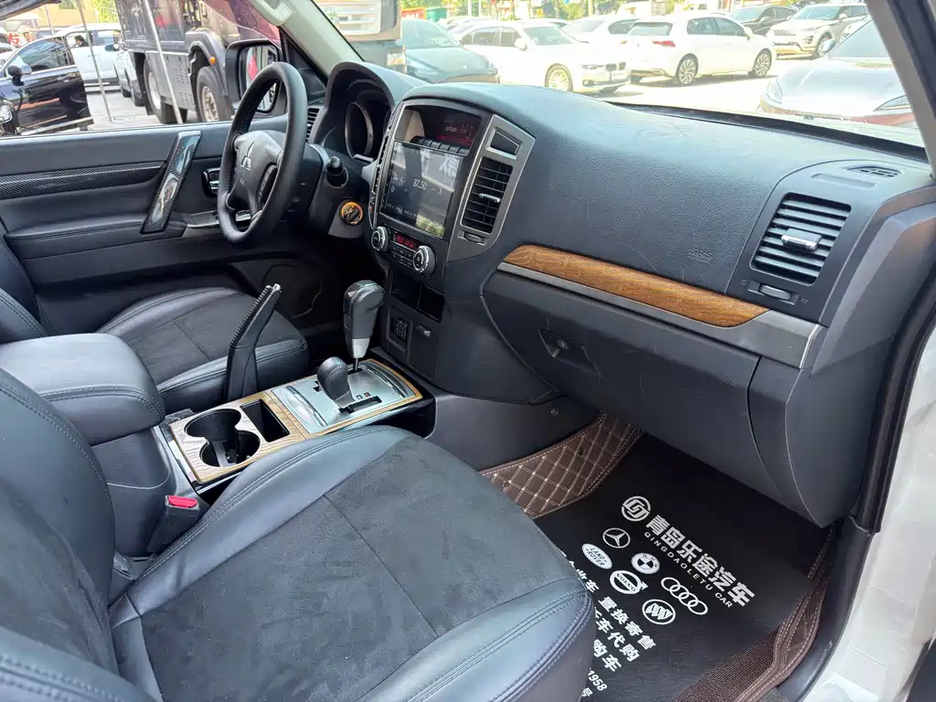 Mitsubishi Pajero (Import) — миниатюра 10