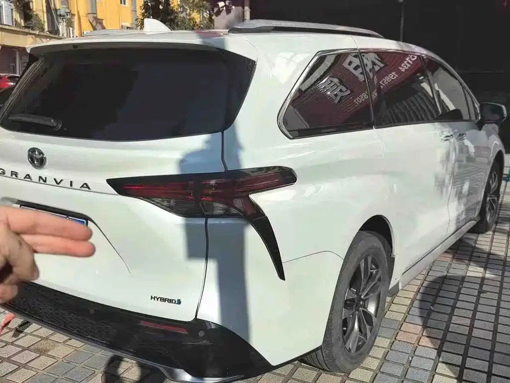 Toyota Granvia — миниатюра 7