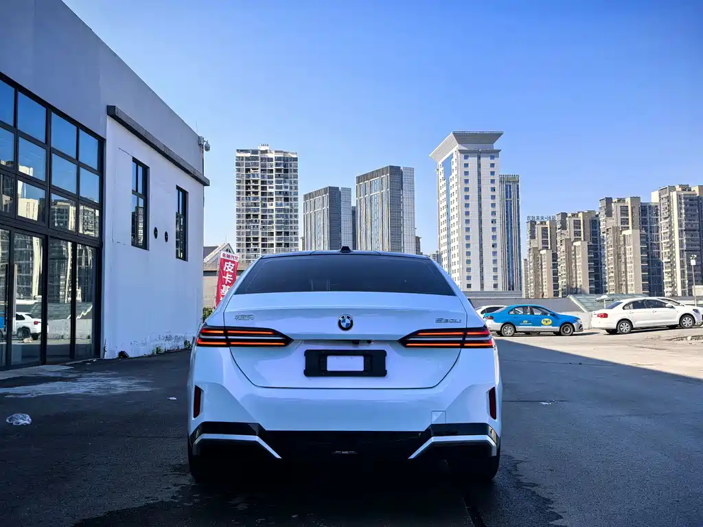 BMW 5 Series — миниатюра 13