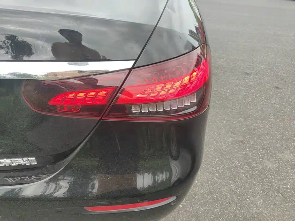 Mercedes-Benz E-Class — миниатюра 8