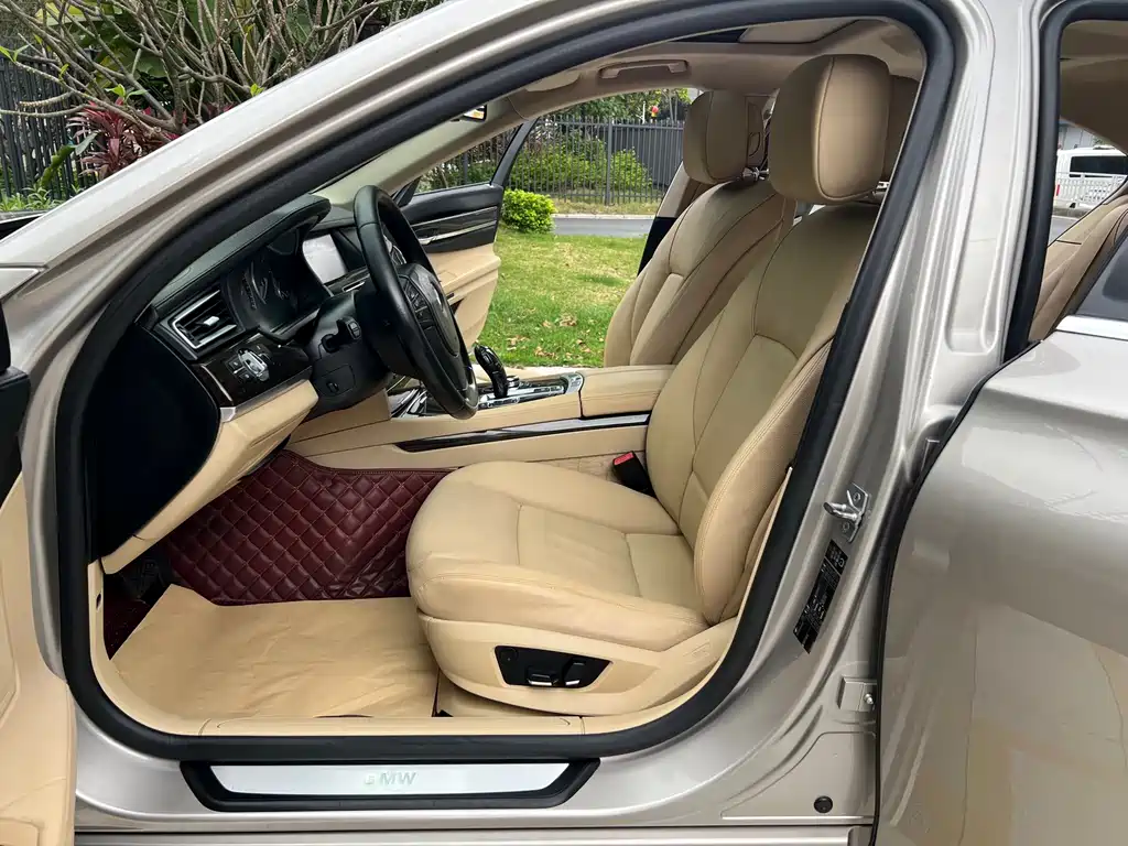 BMW 7 Series — миниатюра 10
