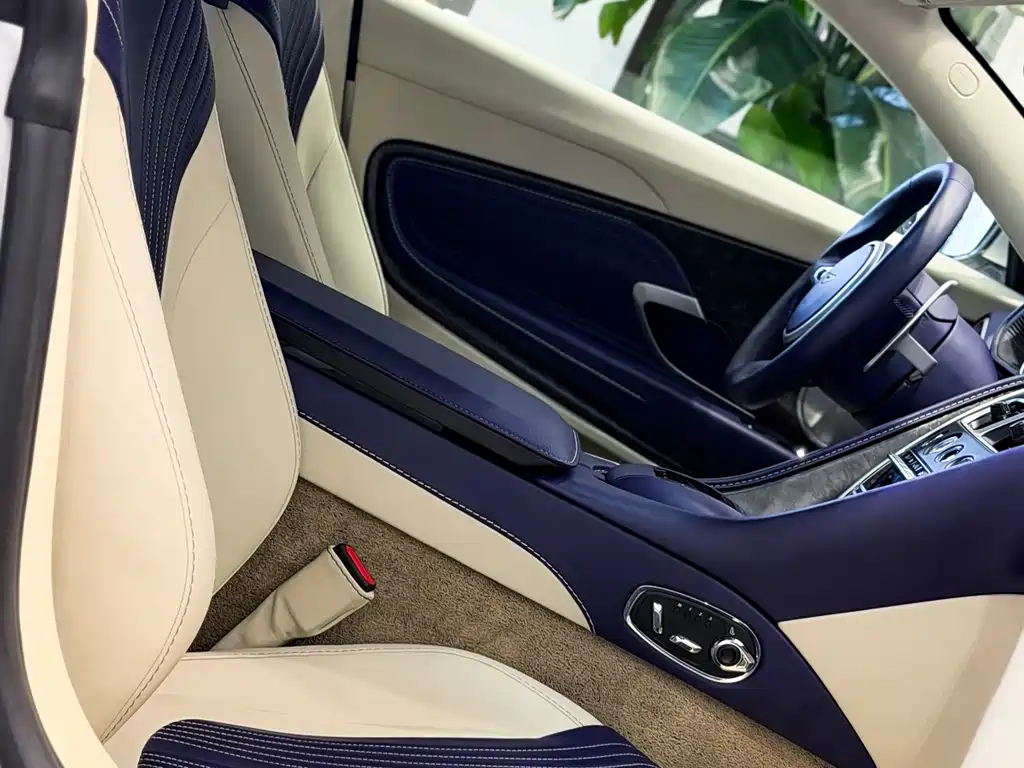 Aston Martin DB11 — миниатюра 10