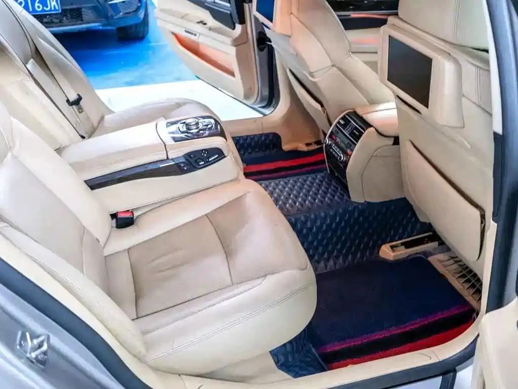 BMW 7 Series — миниатюра 6