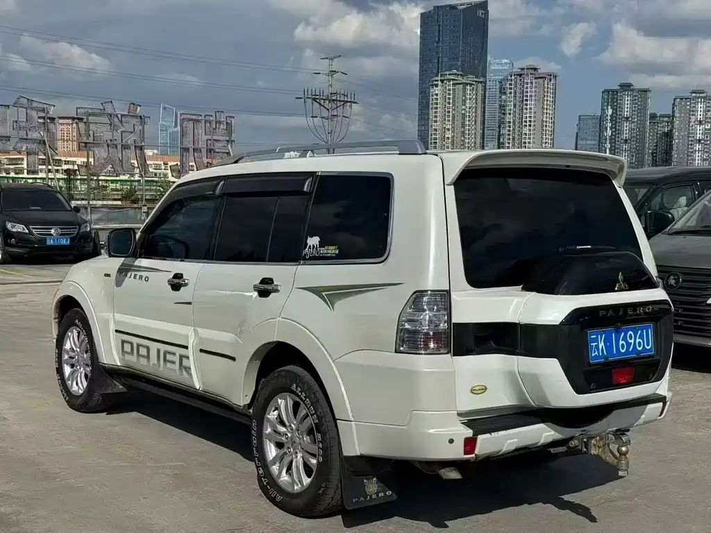 Mitsubishi Pajero (Import) — миниатюра 9