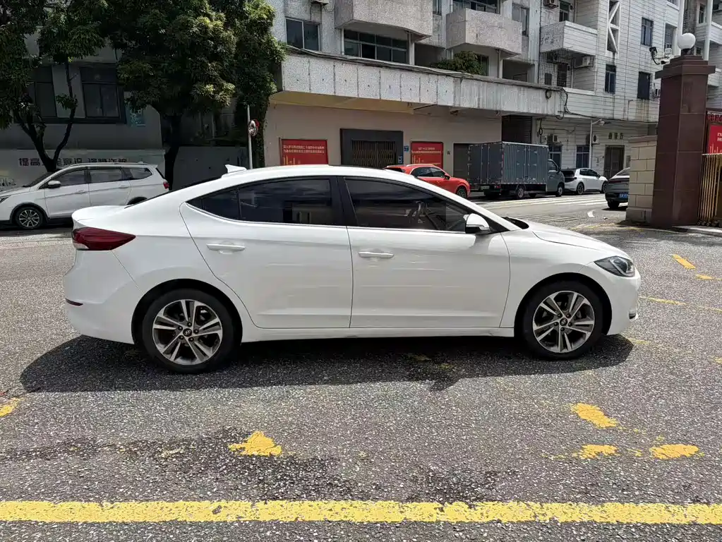 Hyundai Elantra — миниатюра 4