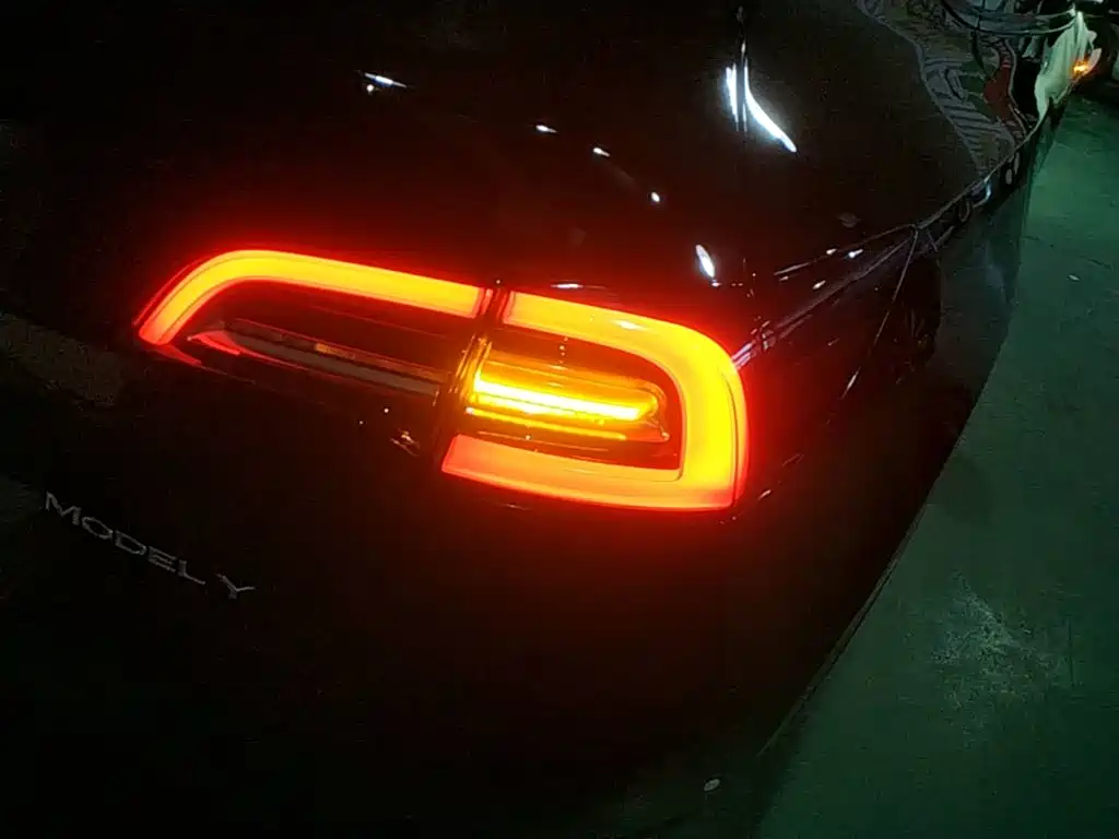 Tesla Model Y — миниатюра 8