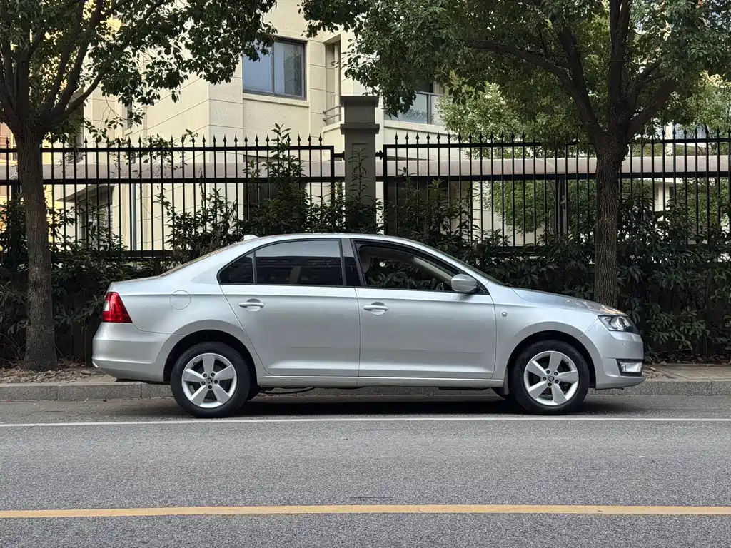 Skoda Rapid — миниатюра 9