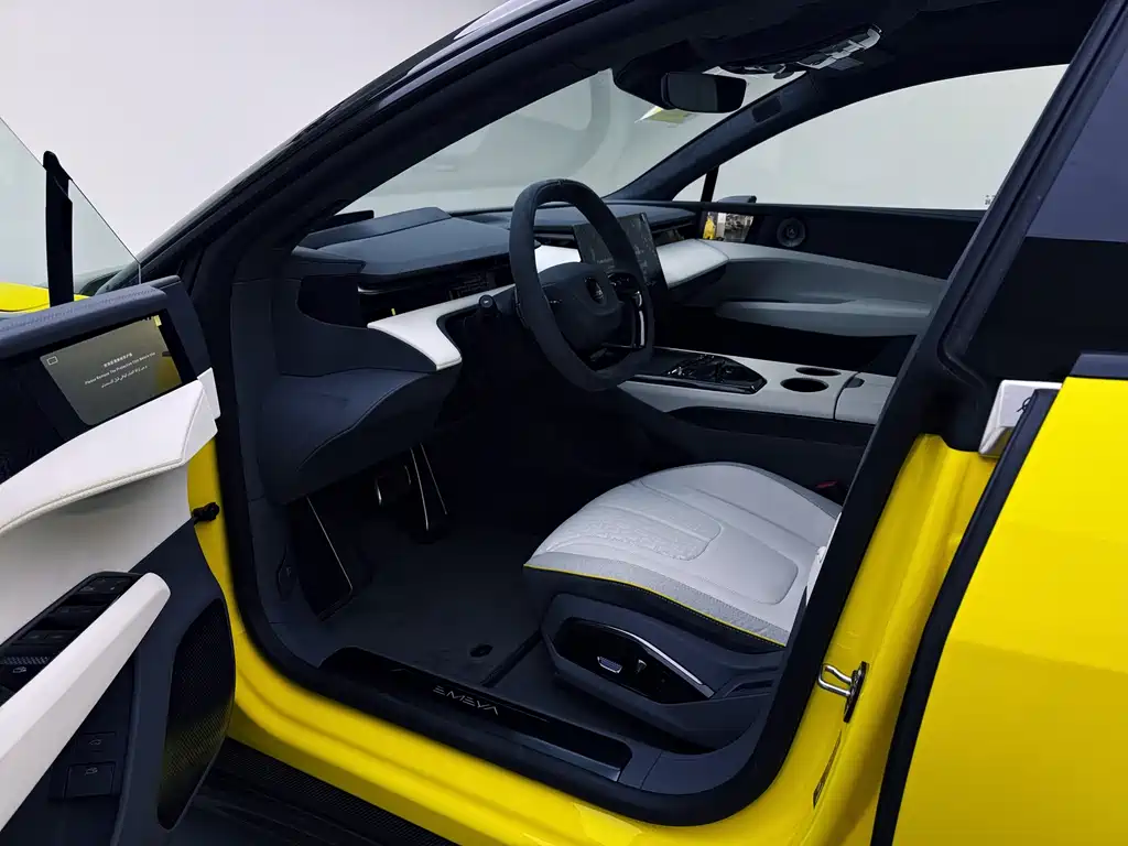 Lotus Emeya 2026 900 4 мест