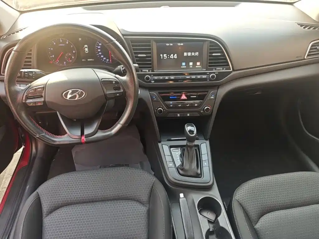 Hyundai Elantra — миниатюра 10
