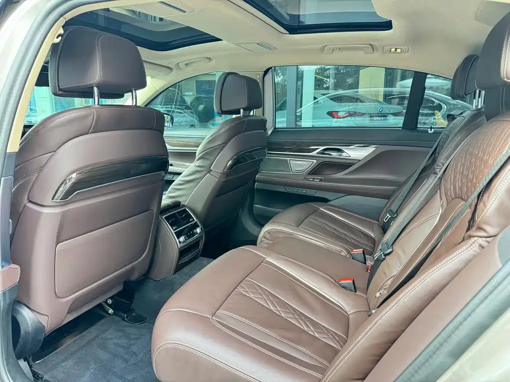 BMW 7 Series — миниатюра 16
