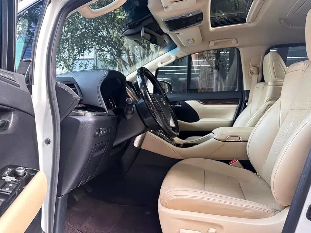 Toyota Alphard — миниатюра 7