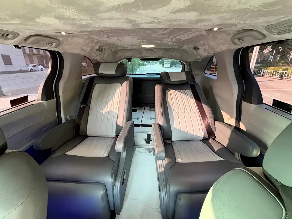 Toyota Sienna — миниатюра 8