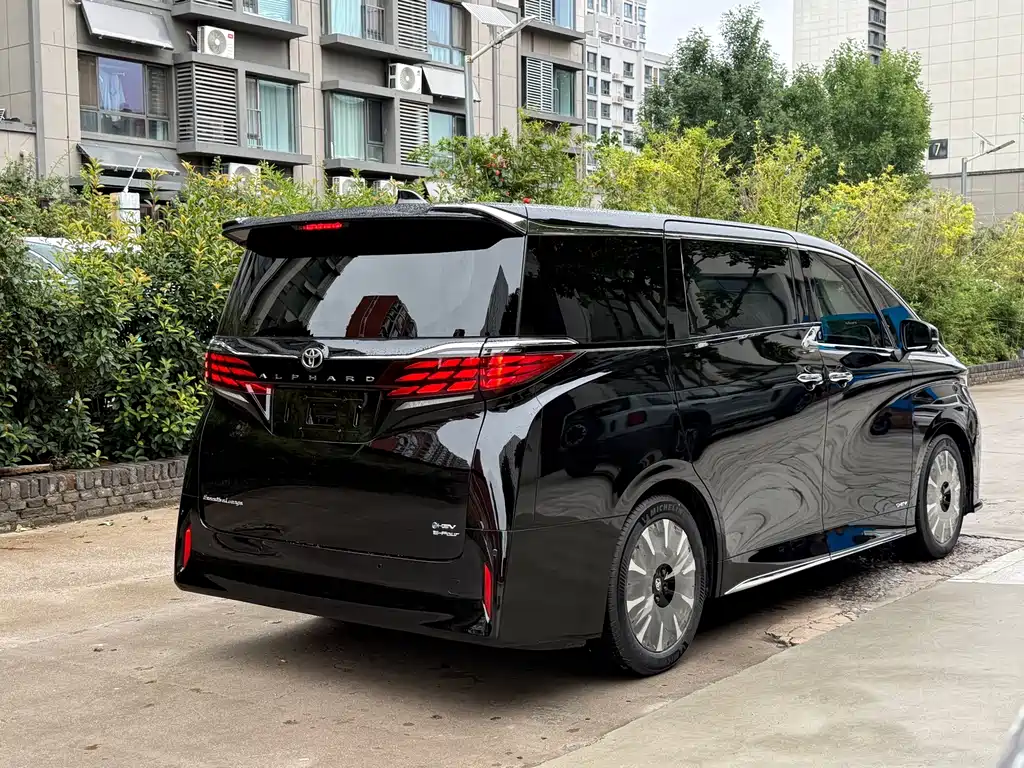 Toyota Alphard — миниатюра 9