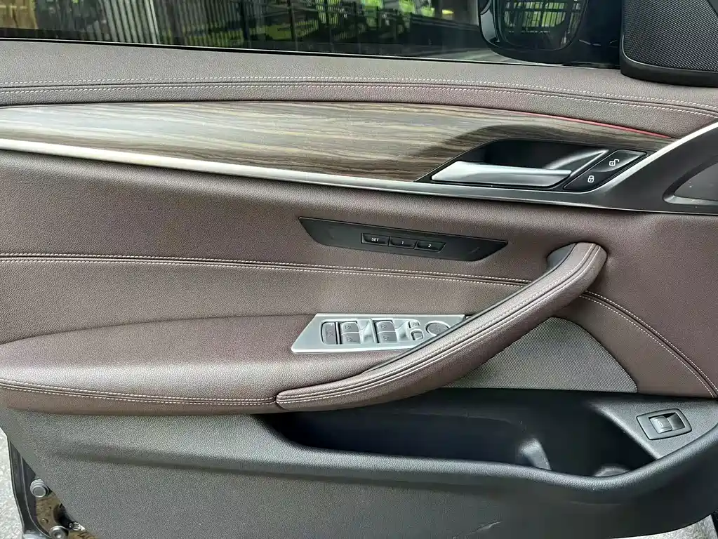 BMW 5 Series — миниатюра 10