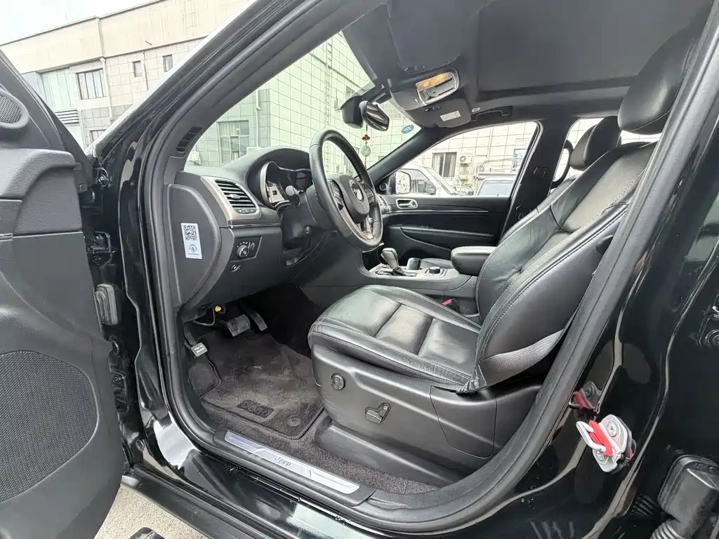 Jeep Grand Cherokee (Import) — миниатюра 8