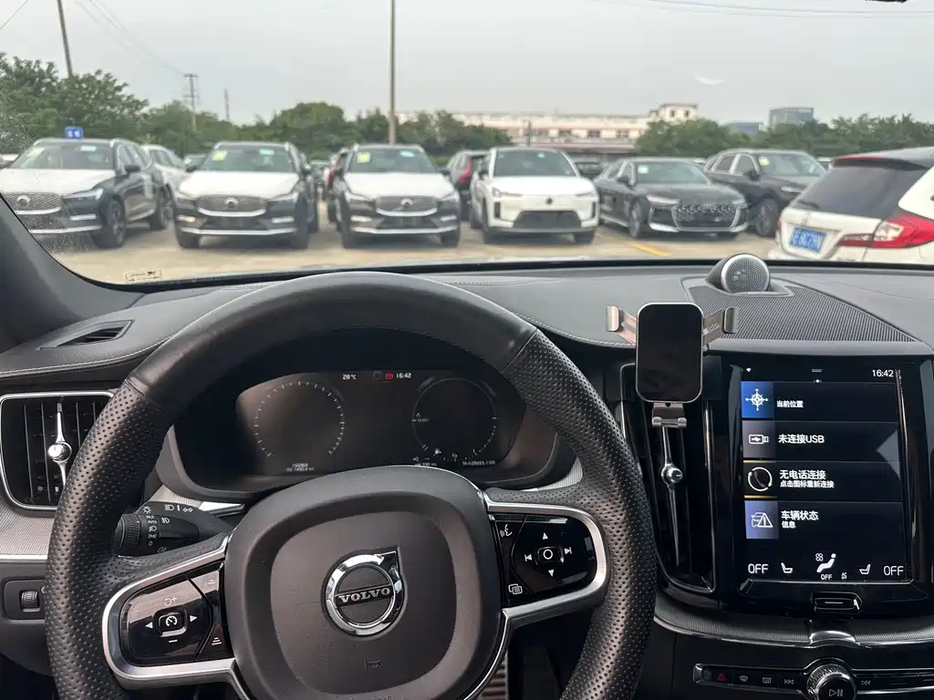 Volvo XC60 PHEV — миниатюра 9