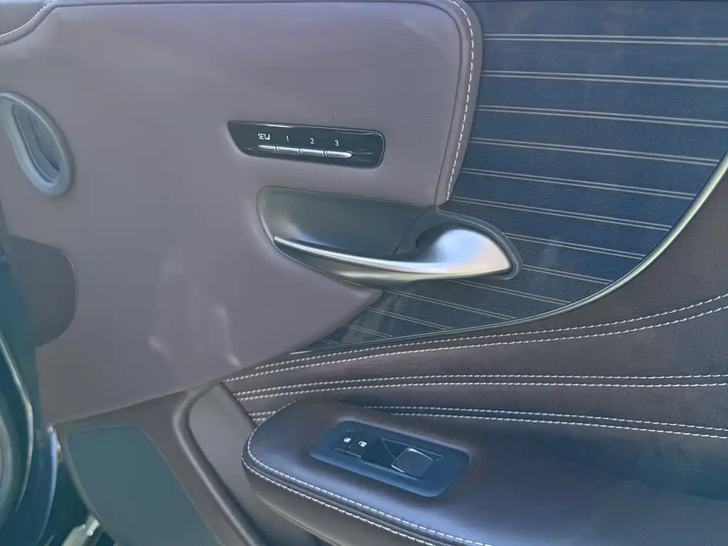 Lexus LS — миниатюра 12