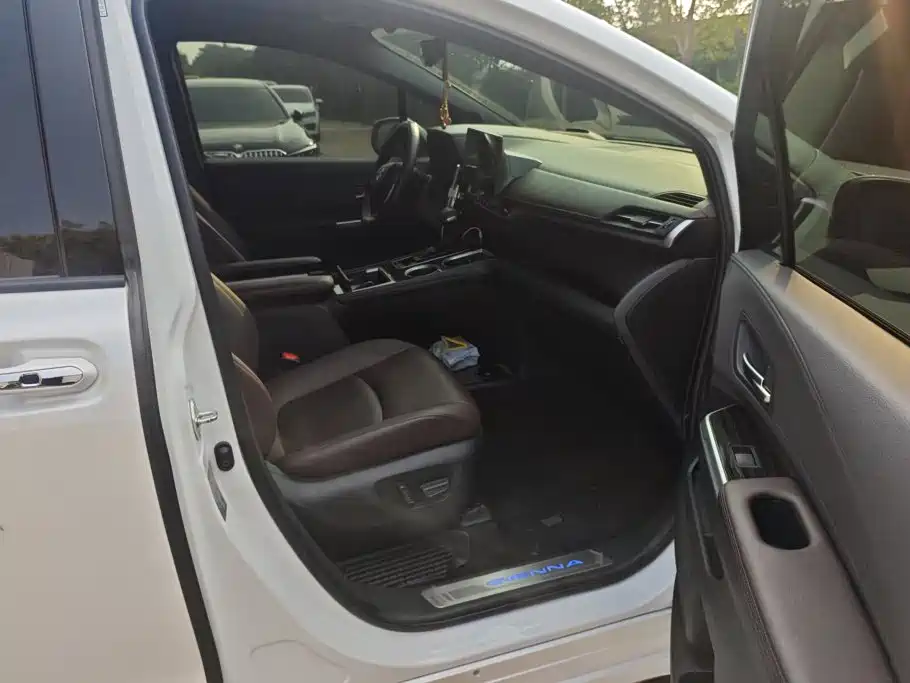 Toyota Sienna — миниатюра 8