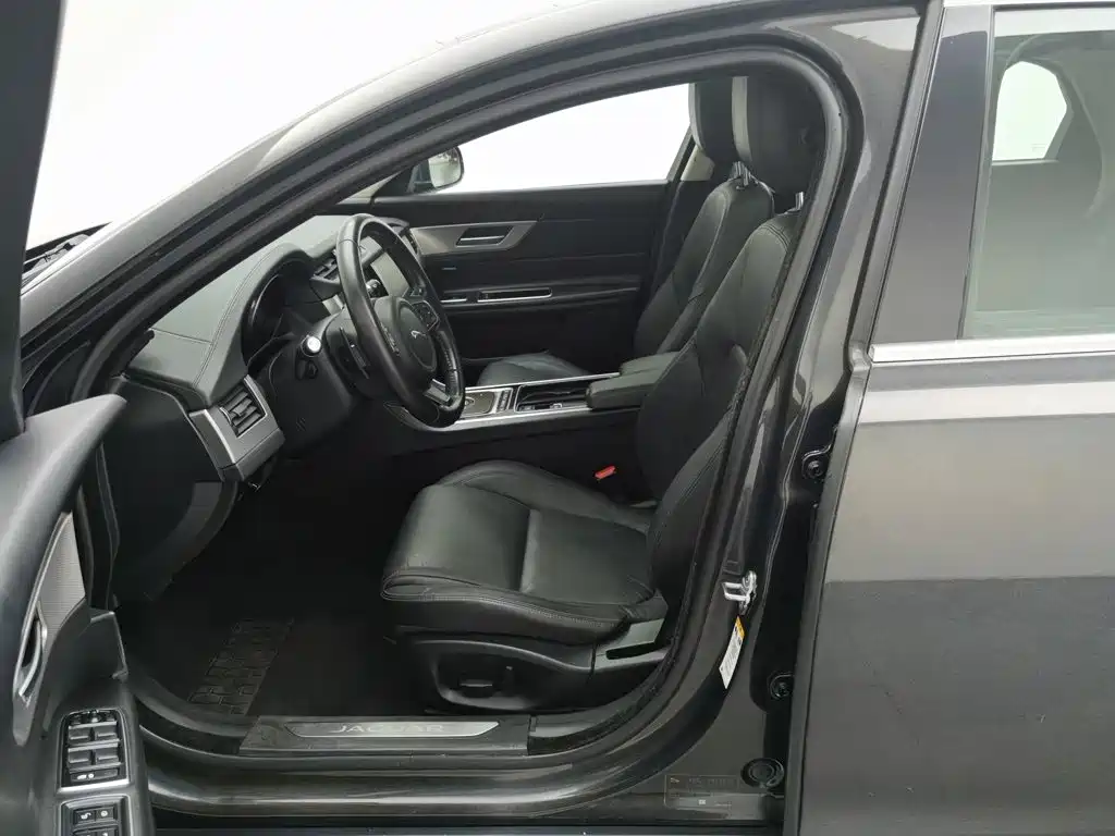 Jaguar XFL — миниатюра 10