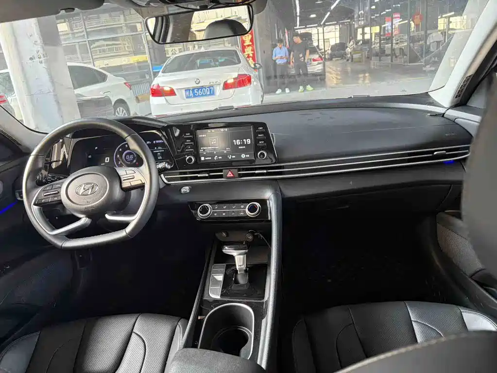 Hyundai Elantra — миниатюра 10