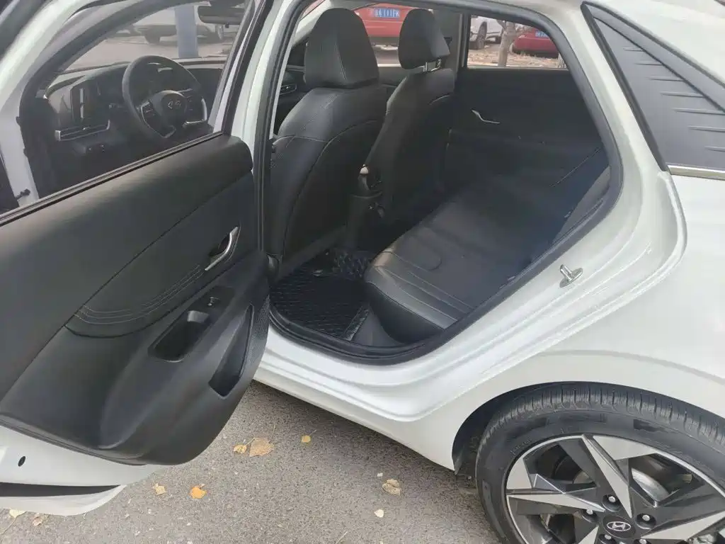 Hyundai Elantra — миниатюра 10