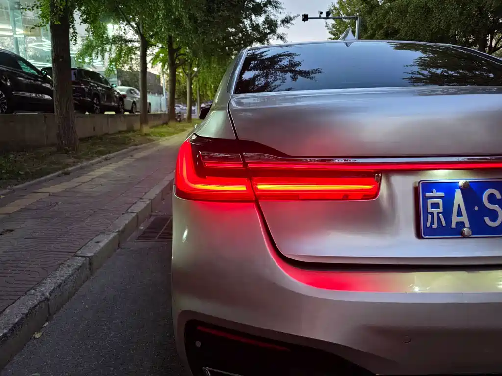 BMW 7 Series — миниатюра 8