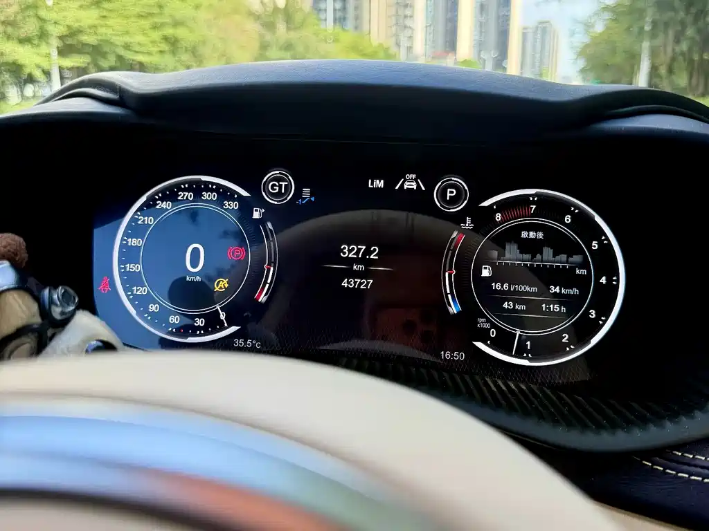 Aston Martin DBX — миниатюра 5