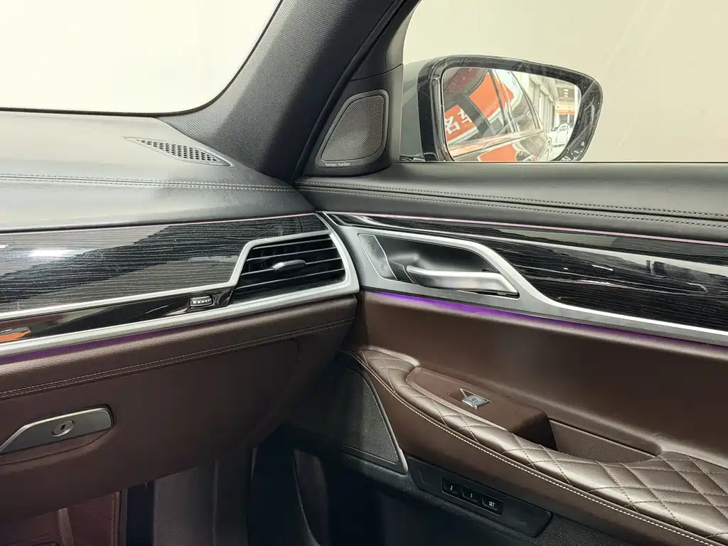 BMW 7 Series — миниатюра 13