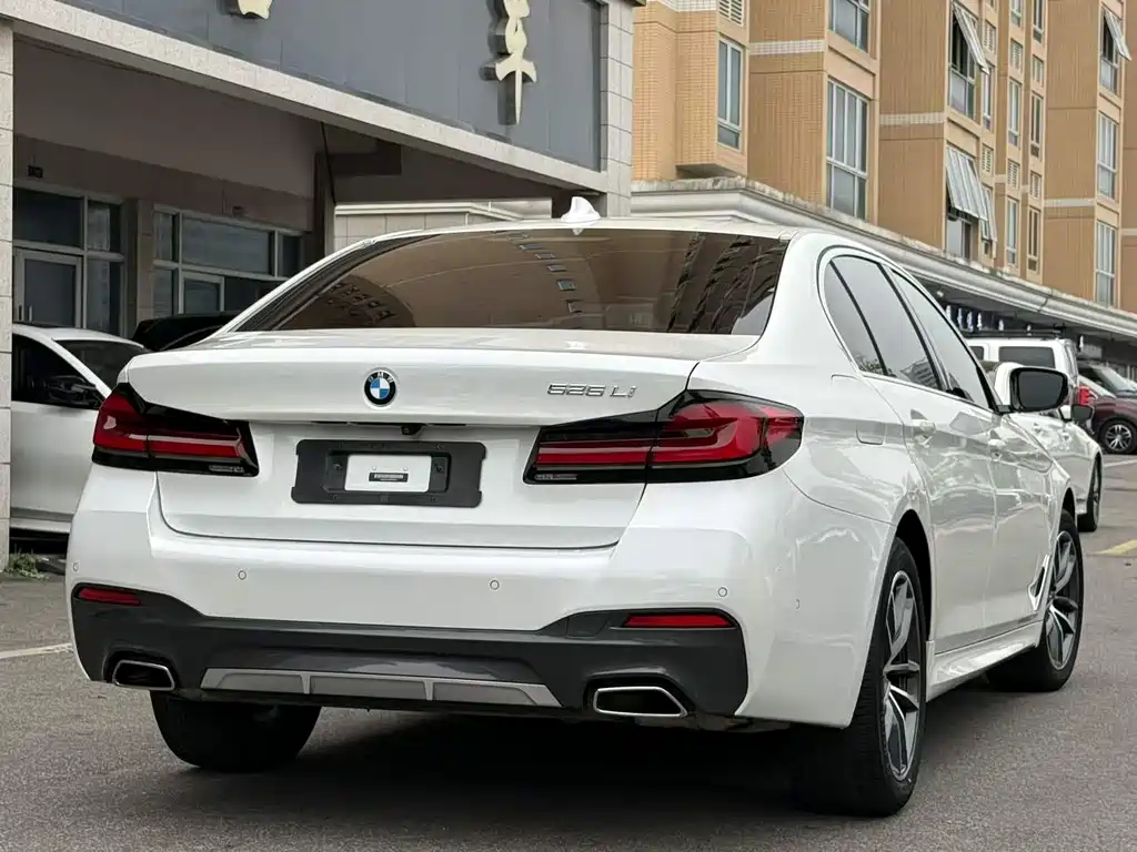 BMW 5 Series — миниатюра 8