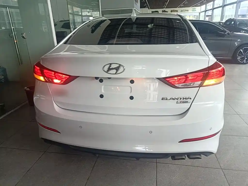 Hyundai Elantra — миниатюра 6