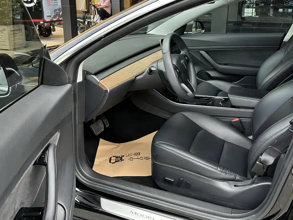 Tesla Model 3 — миниатюра 6
