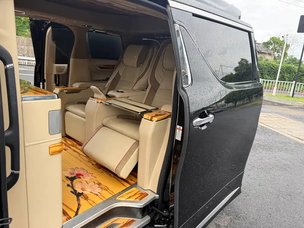 Toyota Alphard — миниатюра 10