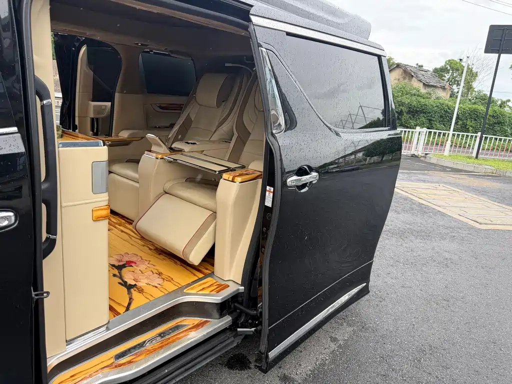 Toyota Alphard — миниатюра 11