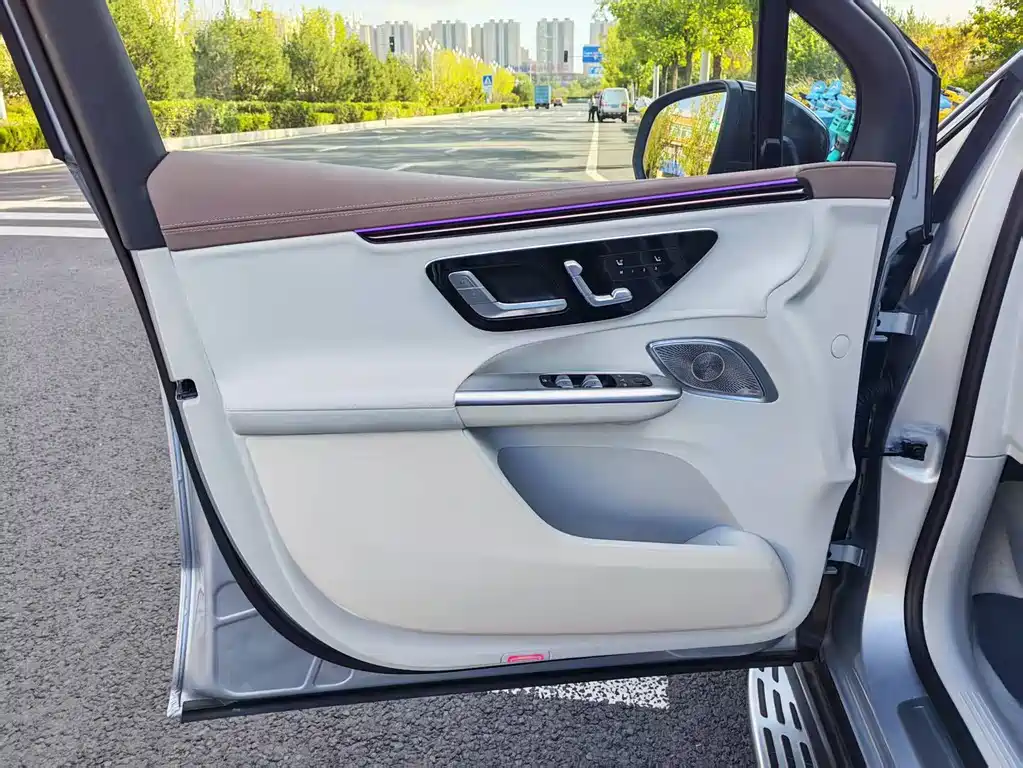 Mercedes-Benz EQE SUV — миниатюра 10