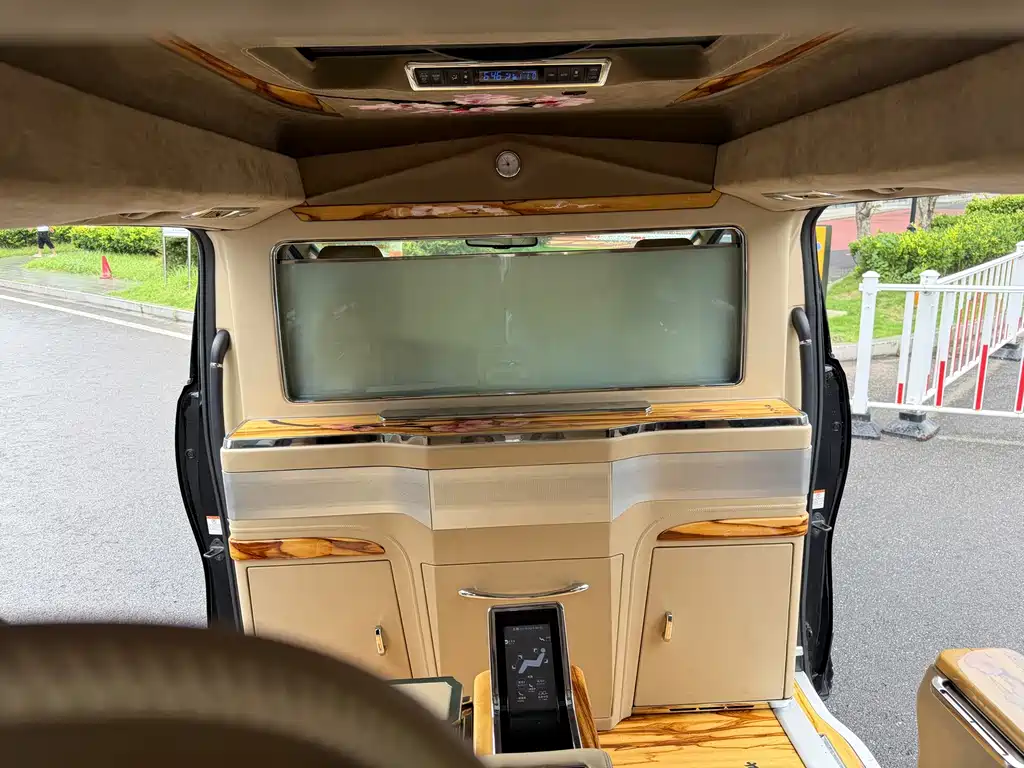 Toyota Alphard — миниатюра 13